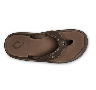 OluKai ʻOhana men's sandals in Dark Java and Ray featuring water-resistant straps, anatomical footbed, and Wet Grip Rubber outsole for boating, beach days, and everyday coastal living.